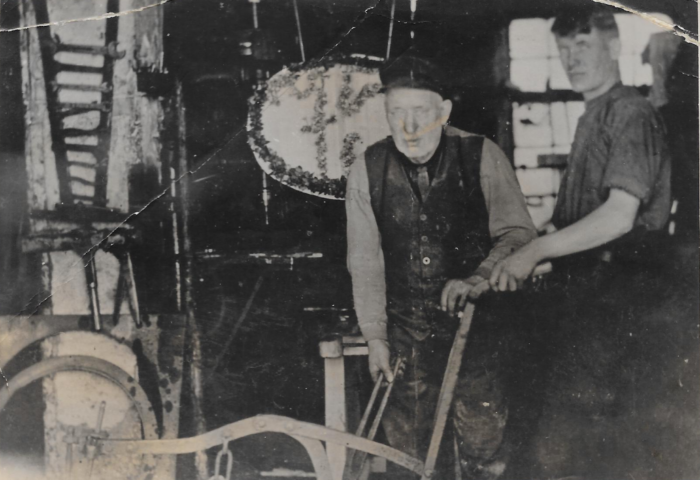 zwei Männer stehen nebeneinander in einem Raum