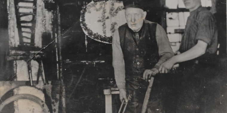 zwei Männer stehen nebeneinander in einem Raum