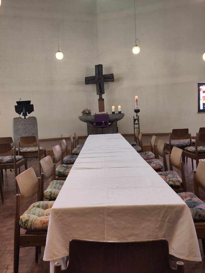 eine Kirche mit einem Kreuz, das von der Decke hängt