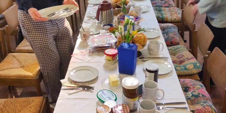 Gedeckter Tisch in der Kirche