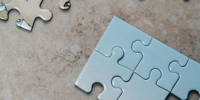 Eine Gruppe von Puzzleteilen liegt auf dem Boden